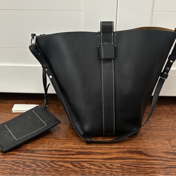 Elegant Black Leather Tote Bag - Picture 10 of 10